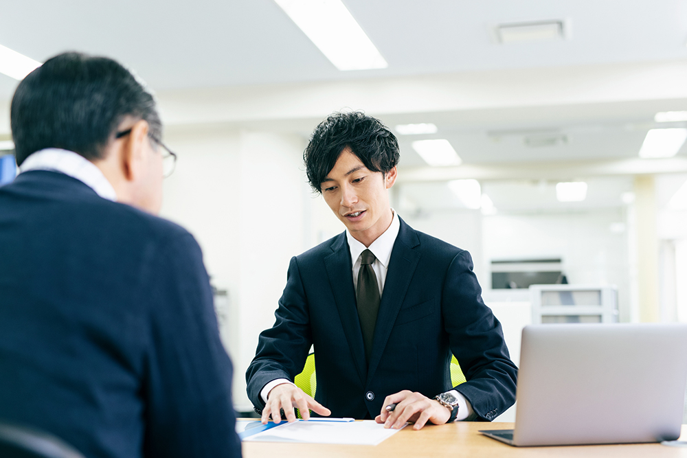 相続が発生して専門家に相談する男性